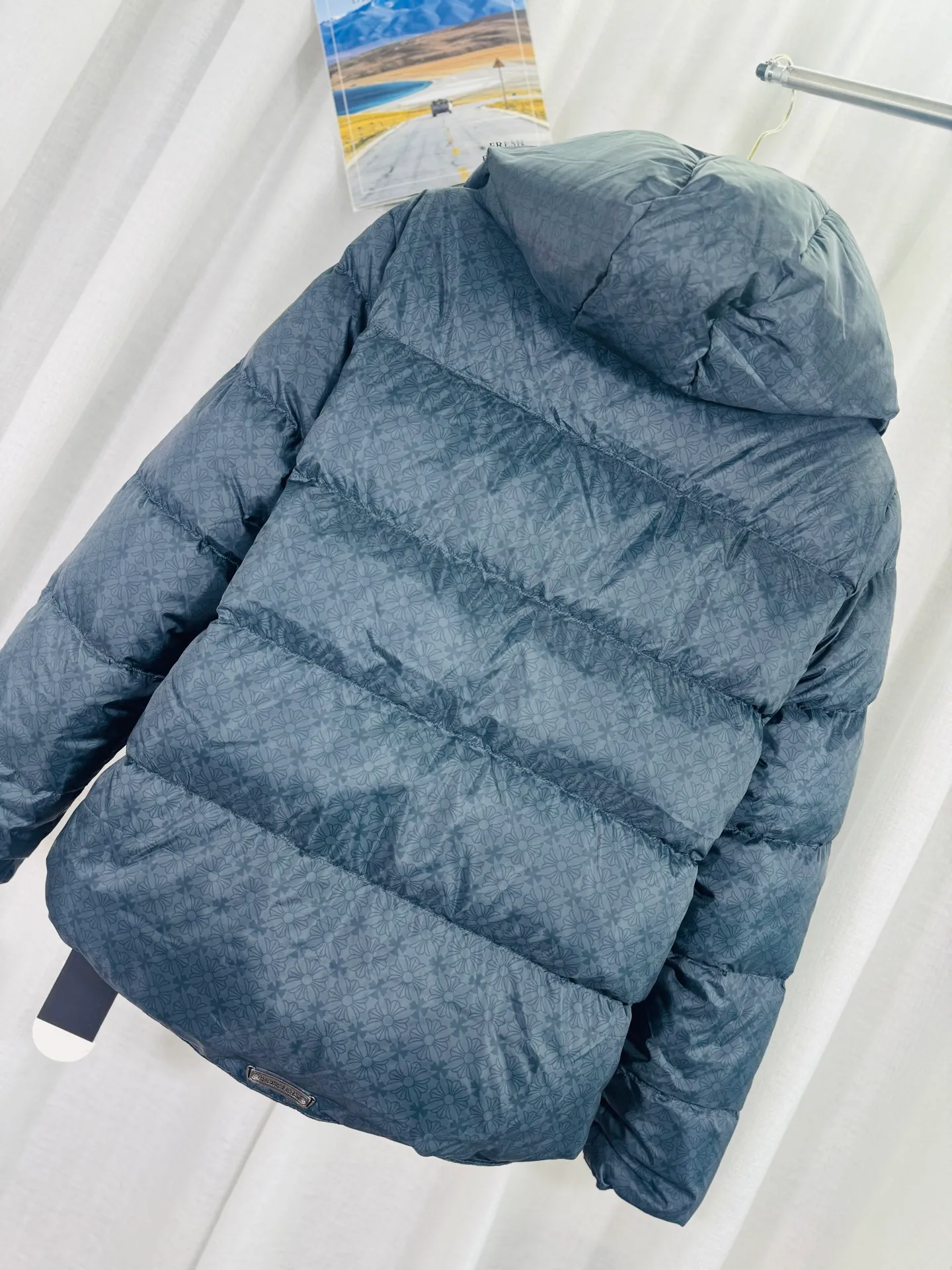 P780 top version 🐮 Real shot without P, ​​different from market products] Chrome Hearts ❄️ Winter environmentally friendly down jacket series ❄️ Chrome Hearts dark pattern series hooded down jacket is available at the counter at the same time ❤ The hood is detachable! The best Guangzhou national standard 90 velvet on the market! ! The world’s highest fluffiness of 900D! ! High standard and sufficient down filling! ! Exterior windproof and waterproof dark pattern custom fabric, interior high-grade dark pattern lining fabric to prevent lint, original hardware molding, exquisite craftsmanship details, casual or formal wear ✨ slim fit and not bloated Recommended color: Customized dark pattern flower series Code number: S, M, L, XL